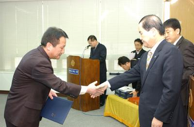 군산시청 사령교부를 전달하고 있는 시장님12