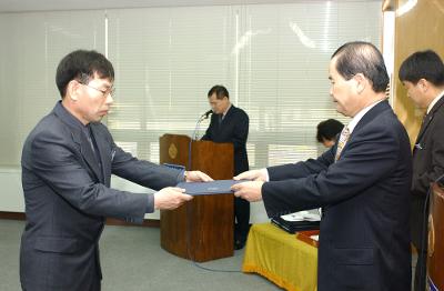 군산시청 사령교부를 전달하고 있는 시장님1