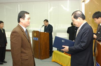 군산시청 사령교부를 전달하고 있는 시장님3