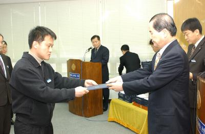 군산시청 사령교부를 전달하고 있는 시장님18