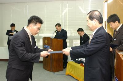 군산시청 사령교부를 전달하고 있는 시장님9