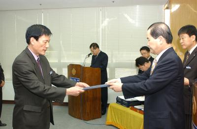 군산시청 사령교부를 전달하고 있는 시장님3