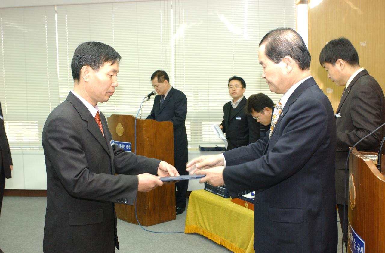 군산시청 사령교부를 전달하고 있는 시장님17