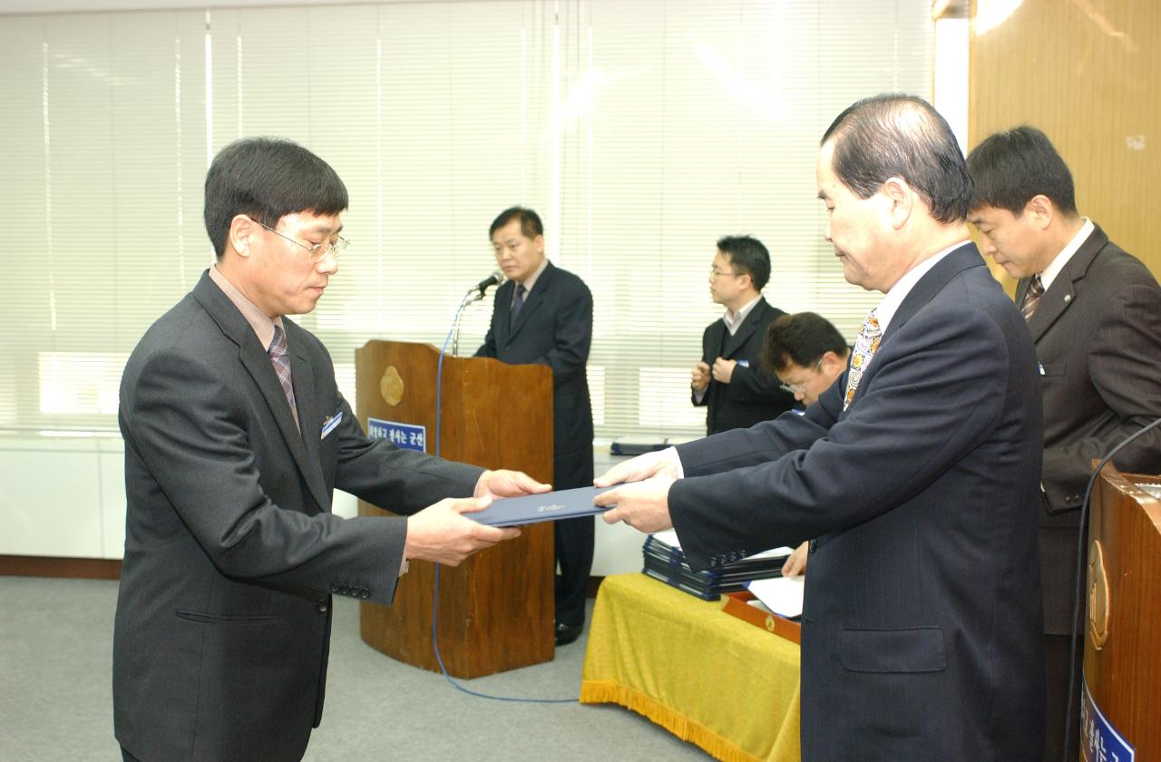 군산시청 사령교부를 전달하고 있는 시장님8