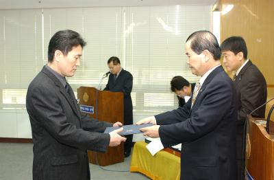 군산시청 사령교부를 전달하고 있는 시장님7