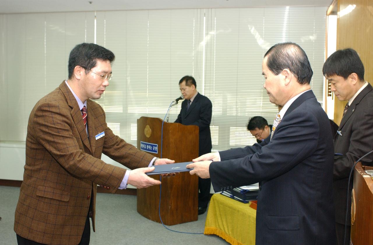 군산시청 사령교부를 전달하고 있는 시장님6