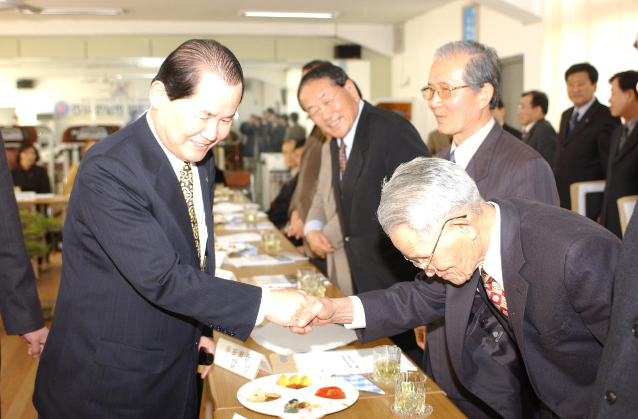 옥구읍 연두순시를 하고 있는 시장님이 주민들과 인사하는 풍경9