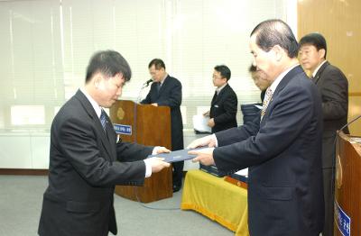 군산시청 사령교부를 전달하고 있는 시장님14