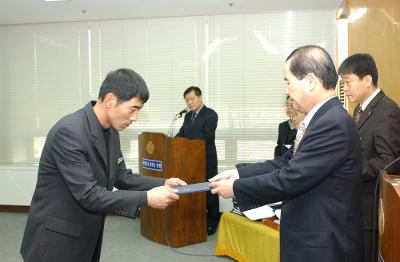 군산시청 사령교부를 전달하고 있는 시장님15