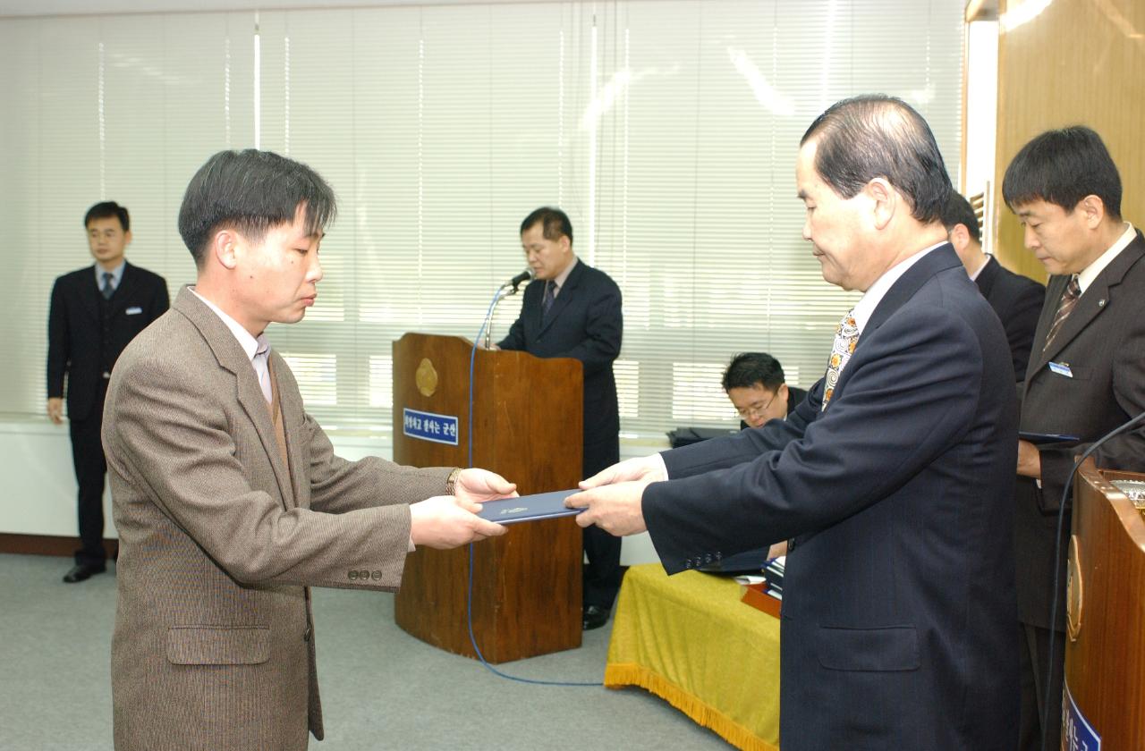 군산시청 사령교부를 전달하고 있는 시장님8