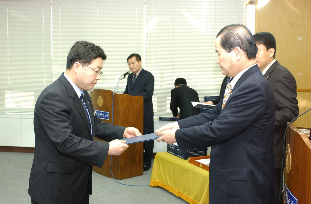 군산시청 사령교부를 전달하고 있는 시장님9