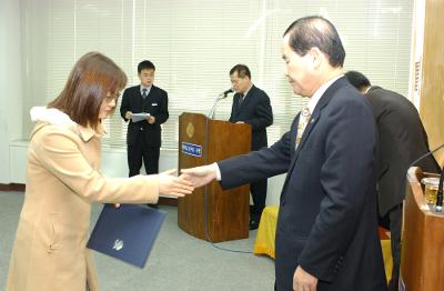 군산시청 사령교부를 전달하고 있는 시장님10