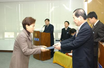 군산시청 사령교부를 전달하고 있는 시장님7