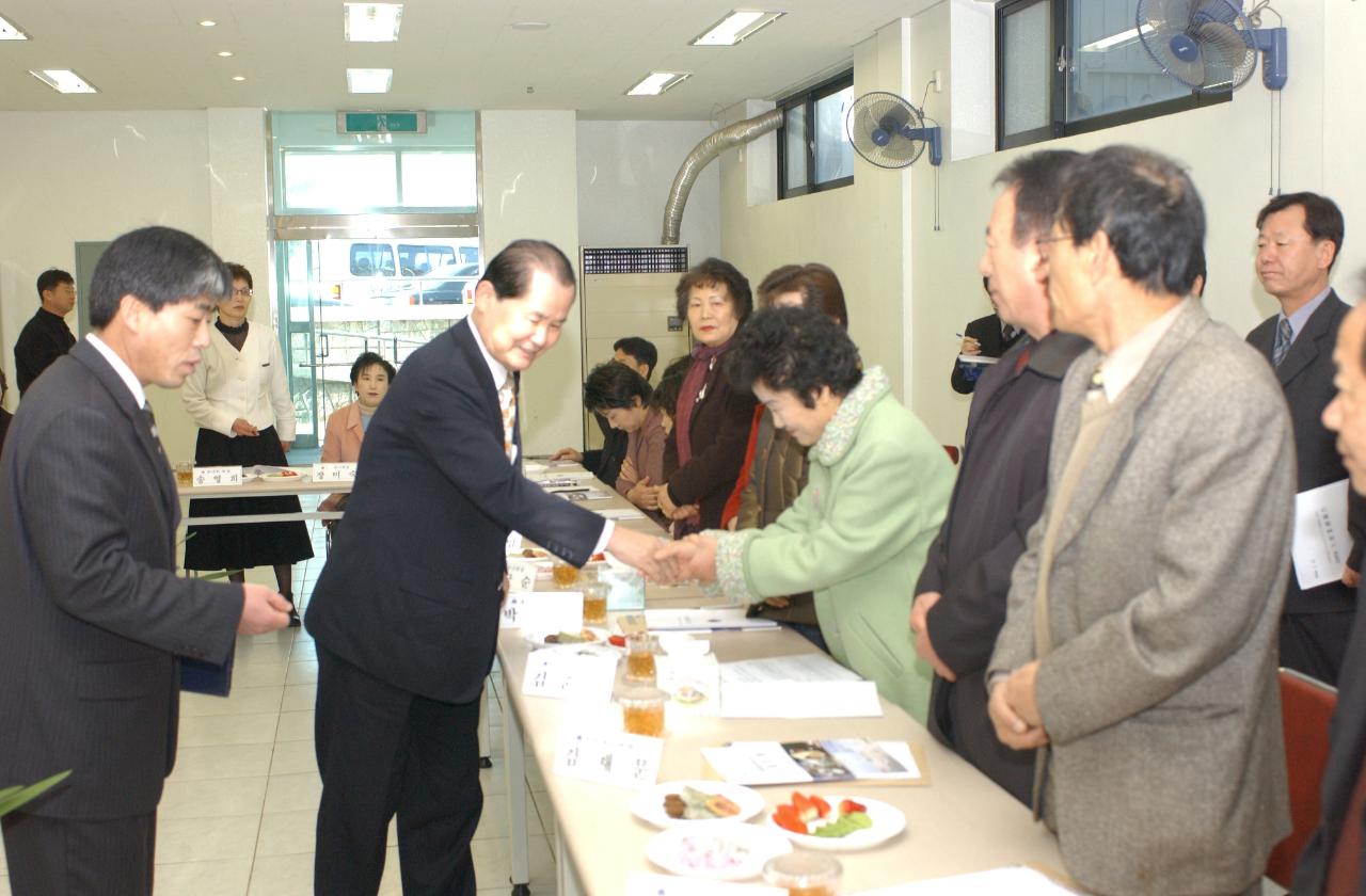 오룡동 연두순시에서 주민과 인사하고 있는 모습6