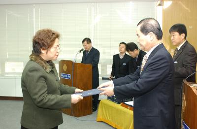 군산시청 사령교부를 전달하고 있는 시장님2