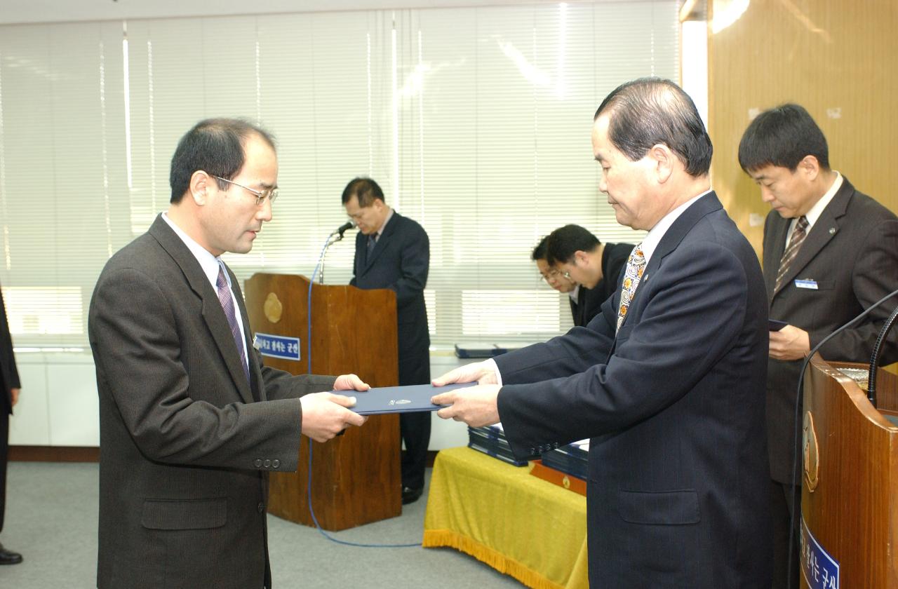 군산시청 사령교부를 전달하고 있는 시장님