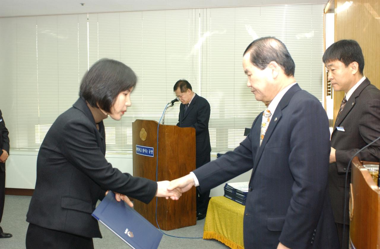 군산시청 사령교부를 전달하고 있는 시장님4