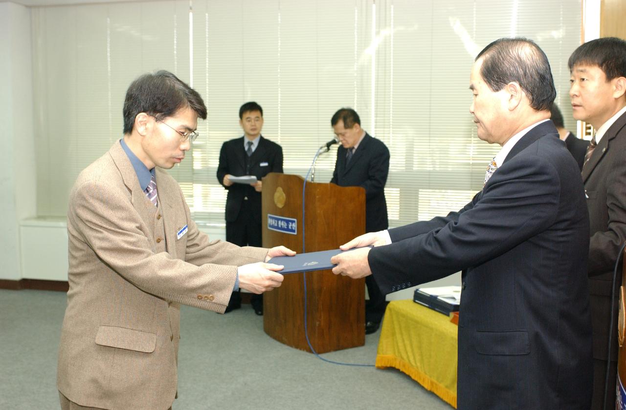 군산시청 사령교부를 전달하고 있는 시장님15