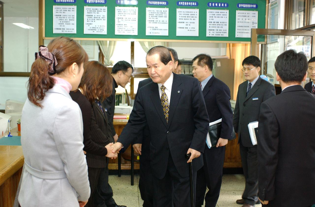 해신동 연두순시에서 주민들과 인사하는 모습3