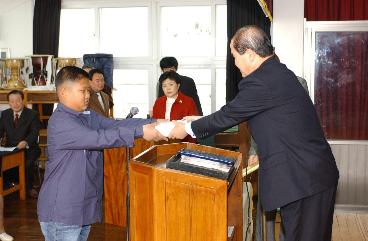 제 78회 성산초교 졸업식에서 졸업장을 수여하는 모습7