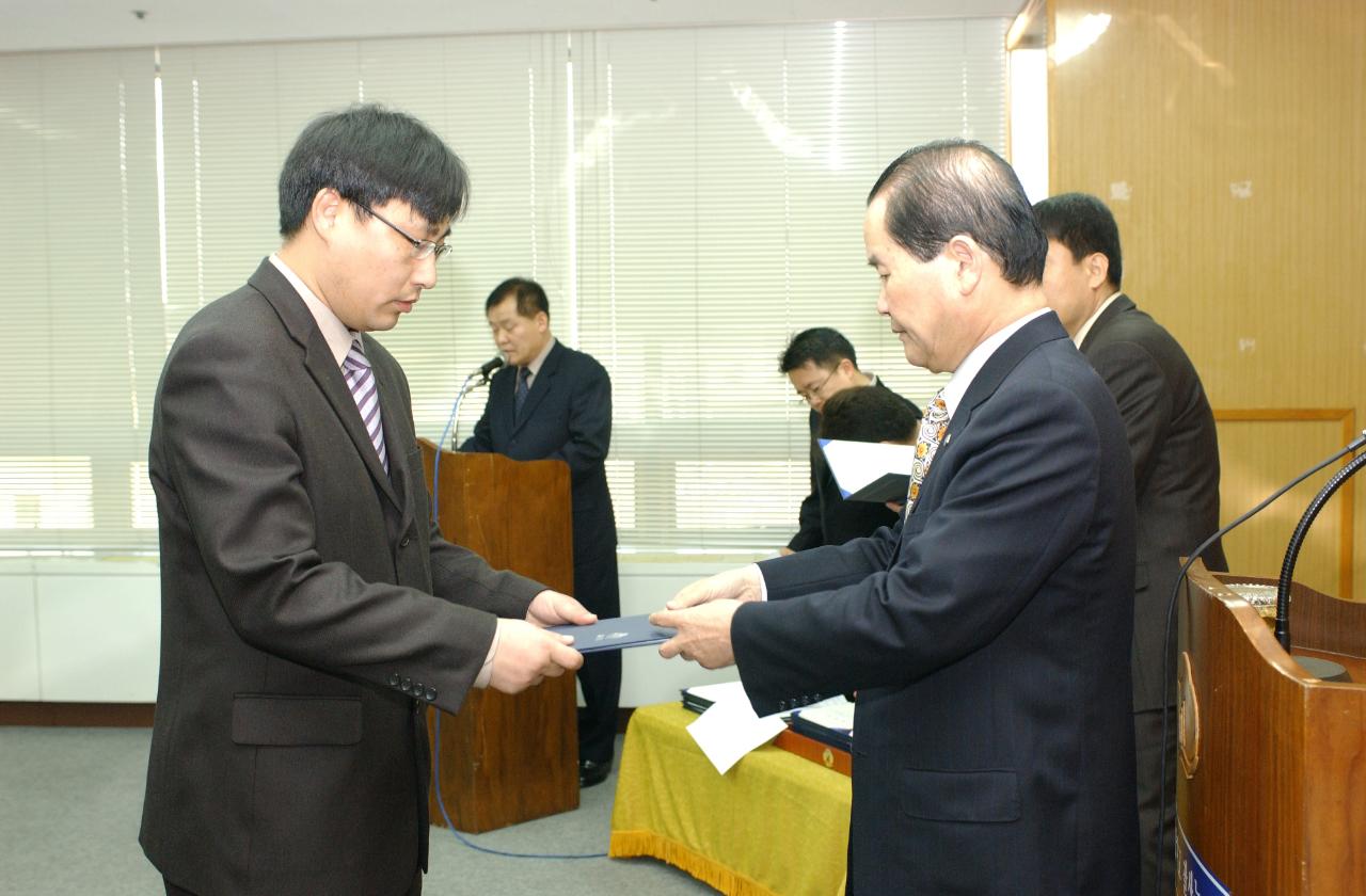 군산시청 사령교부를 전달하고 있는 시장님5