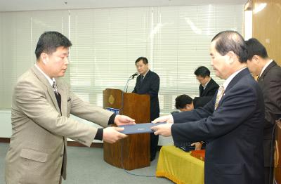 군산시청 사령교부를 전달하고 있는 시장님3