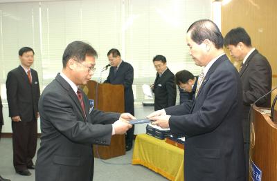 군산시청 사령교부를 전달하고 있는 시장님16