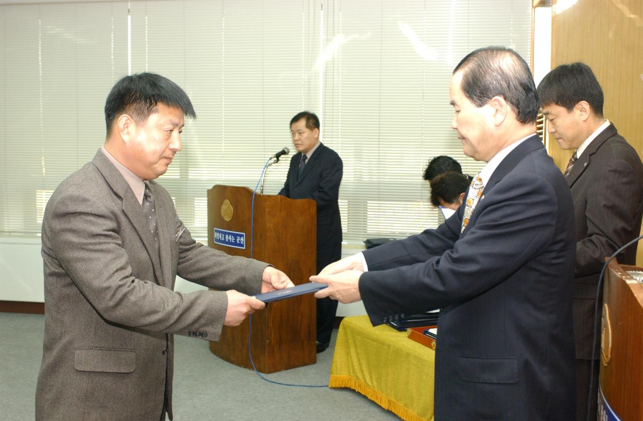 군산시청 사령교부를 전달하고 있는 시장님15