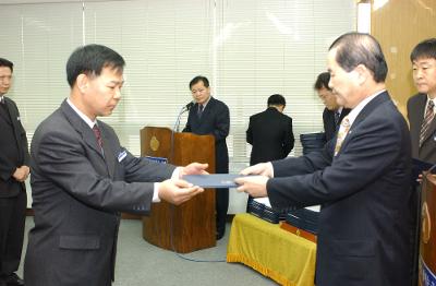 군산시청 사령교부를 전달하고 있는 시장님7