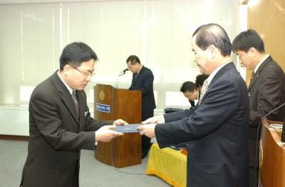 군산시청 사령교부를 전달하고 있는 시장님5