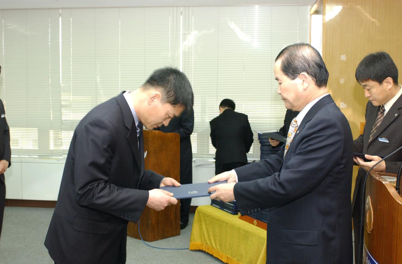 군산시청 사령교부를 전달하고 있는 시장님9