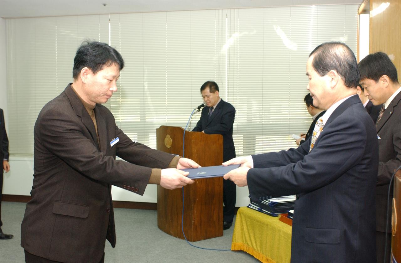 군산시청 사령교부를 전달하고 있는 시장님7