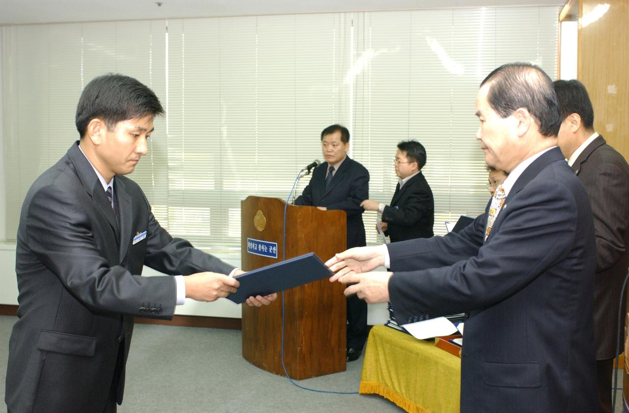 군산시청 사령교부를 전달하고 있는 시장님13