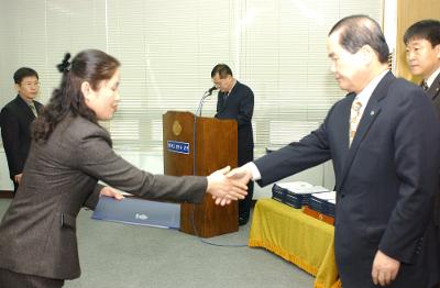 군산시청 사령교부를 전달하고 있는 시장님2