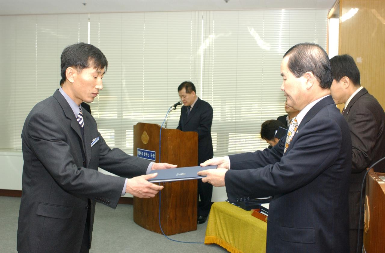 군산시청 사령교부를 전달하고 있는 시장님16