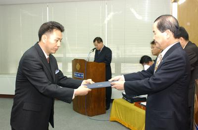 군산시청 사령교부를 전달하고 있는 시장님16