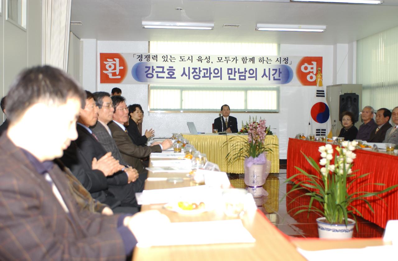 나운3동 연두순시에서 주민들과 인사 하고 있는 시장님8