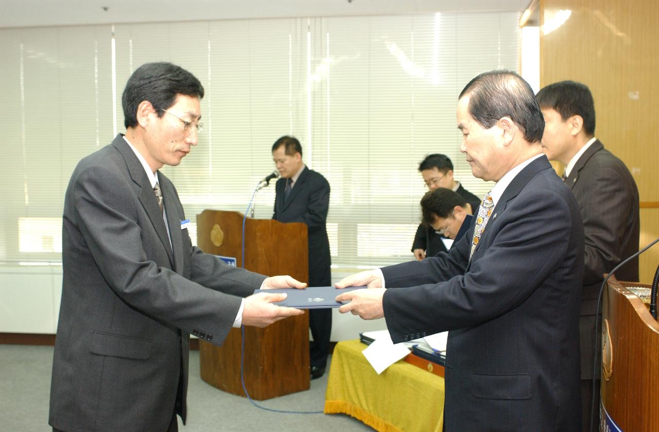 군산시청 사령교부를 전달하고 있는 시장님3