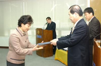 군산시청 사령교부를 전달하고 있는 시장님12