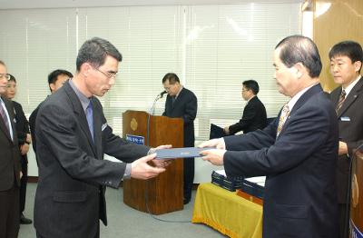 군산시청 사령교부를 전달하고 있는 시장님17