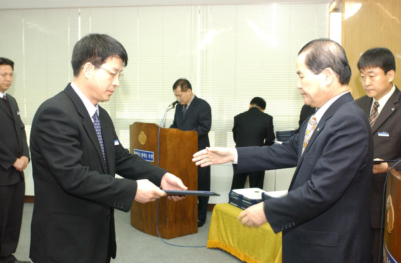 군산시청 사령교부를 전달하고 있는 시장님8