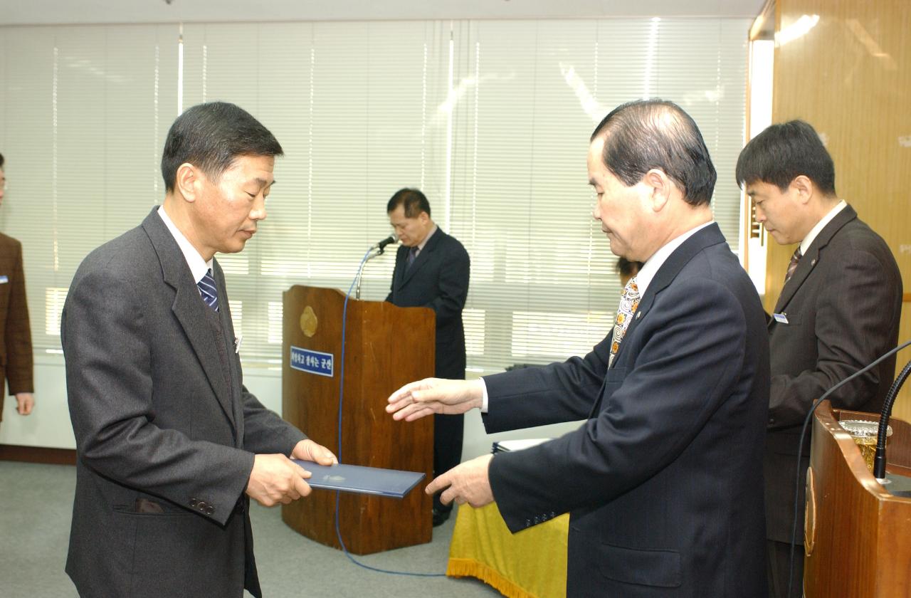 군산시청 사령교부를 전달하고 있는 시장님4