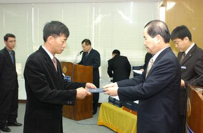 군산시청 사령교부를 전달하고 있는 시장님13