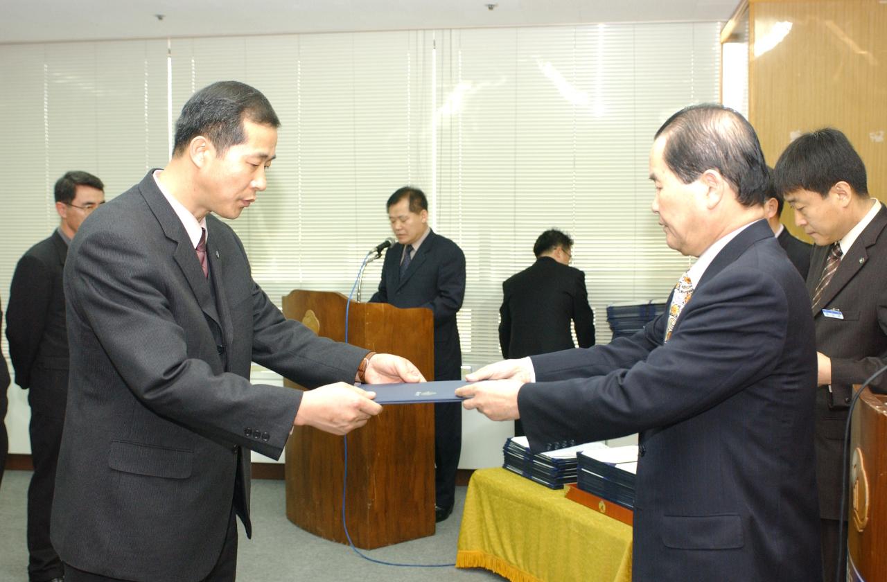 군산시청 사령교부를 전달하고 있는 시장님14