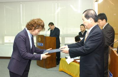 군산시청 사령교부를 전달하고 있는 시장님9