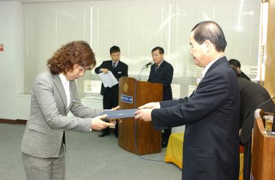 군산시청 사령교부를 전달하고 있는 시장님12