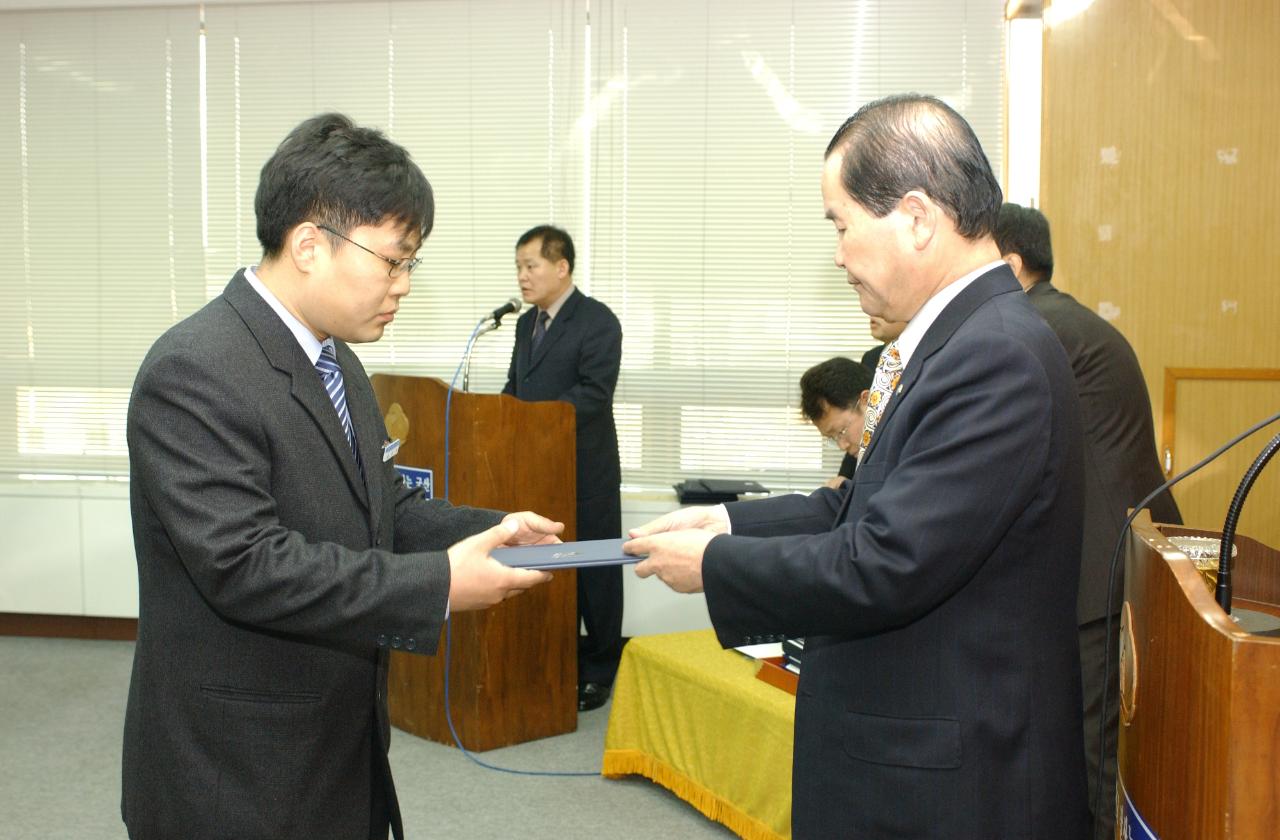 군산시청 사령교부를 전달하고 있는 시장님5