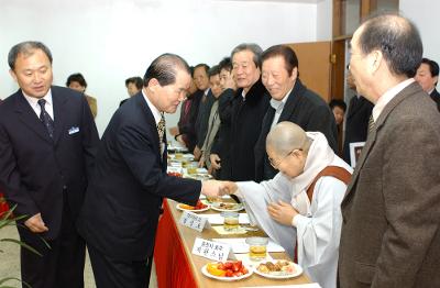 해신동 연두순시에서 주민들과 인사하는 모습6