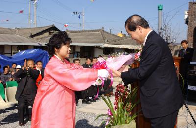 개정 신발산경노당 개관식에서 주민에게 꽃다발을 받는 시장님