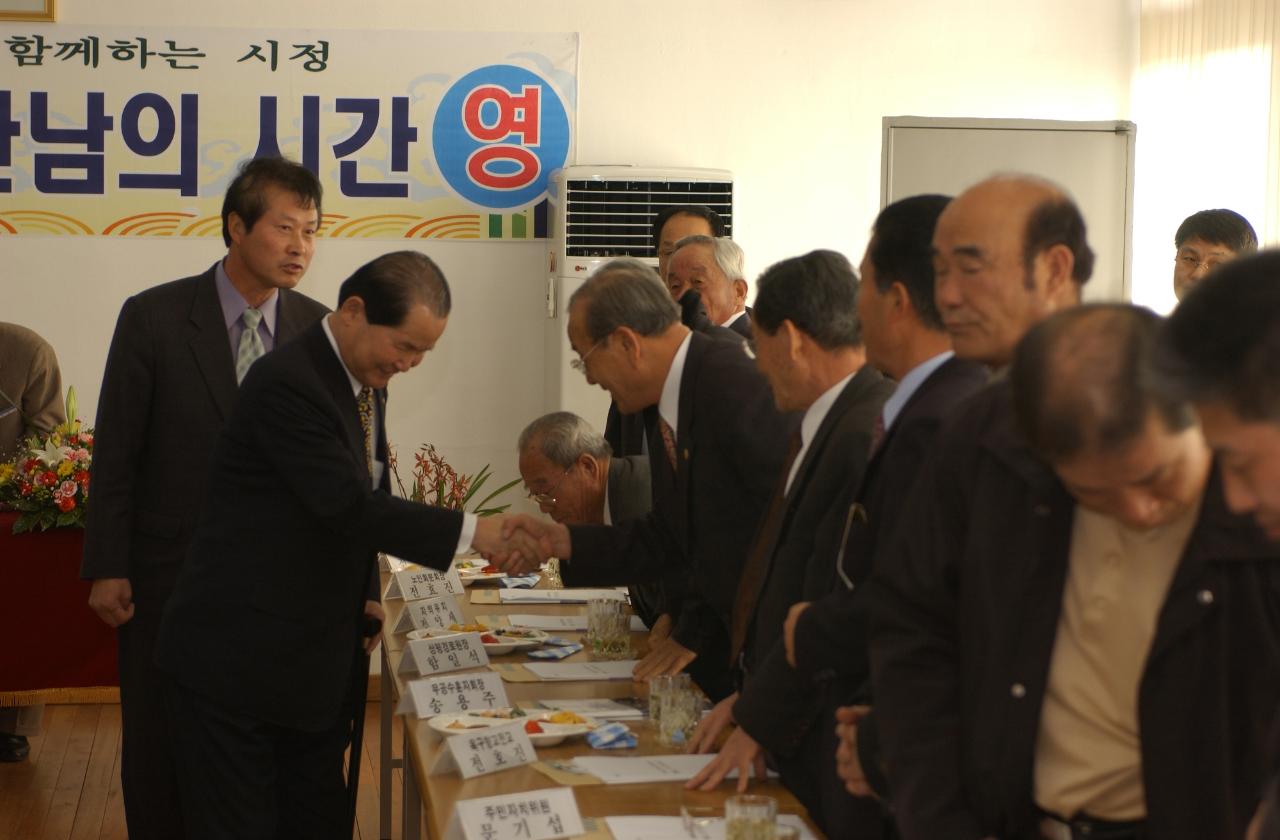 옥구읍 연두순시를 하고 있는 시장님이 주민들과 인사하는 풍경7